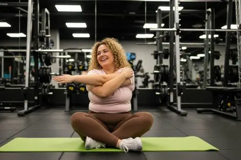 Femme en salle de sport, illustration de l'activité physique pour soutenir le métabolisme