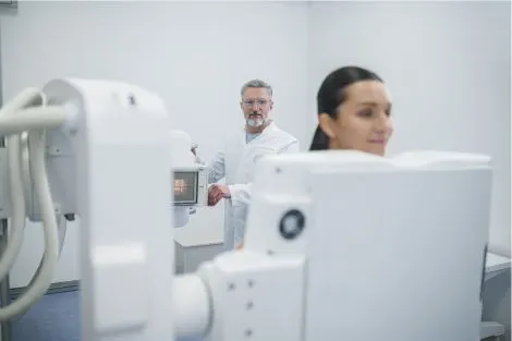 Consultation et examen médical pour discuter des solutions médicales pendant la ménopause