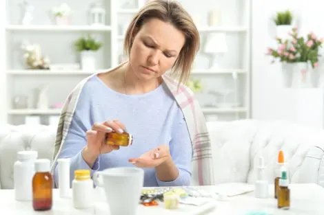 Femme prenant un traitement, illustration de l'accompagnement et du suivi médical