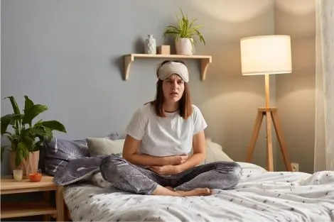Femme assise l’air fatigué, illustrant l’impact de la ménopause sur le bien-être