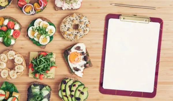 Planning alimentaire : planche avec repas sains et clipboard pour organiser les menus