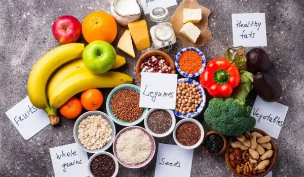 Aliments riches en nutriments essentiels : fruits, légumes, légumineuses, céréales complètes, graines, noix et produits laitiers