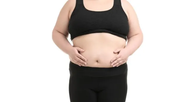 femme avec mise en avant du ventre, évoquant les changements de silhouette autour de la ménopause
