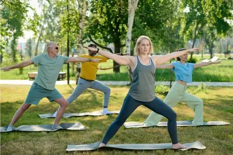 Groupe de seniors pratiquant le yoga en plein air dans un parc verdoyant pour améliorer leur
qualité de sommeil