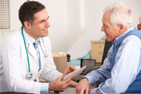 Médecin en blouse blanche consultant un patient senior âgé dans un cabinet médical pour des
troubles du sommeil
