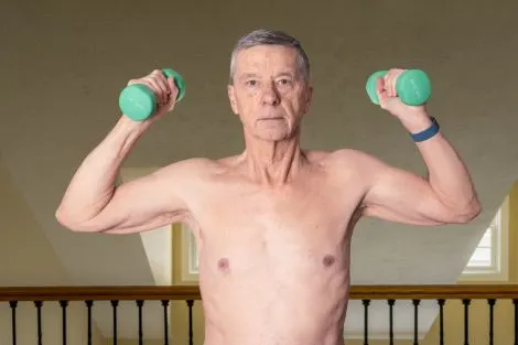 Un homme âgé soulève des haltères pour illustrer le maintien musculaire
