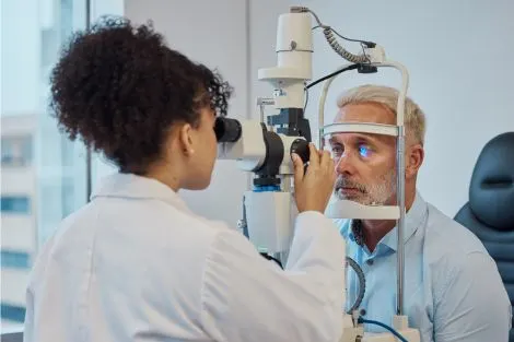 Ophtalmologue examinant l’œil d’un patient avec un appareil de consultation