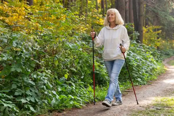 femme de plus de 50 ans fait de la marche douce