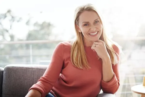 Modèle moléculaire de sérotonine, modèle de cerveau humain, et pilules médicales, sur un bureau avec medecin en arrière plan