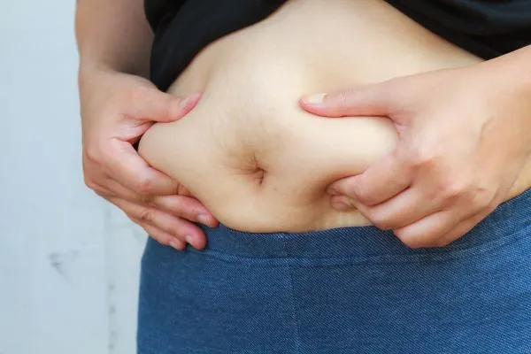 Zoom sur la graisse viscérale au niveau du ventre liée au cortisol élevé