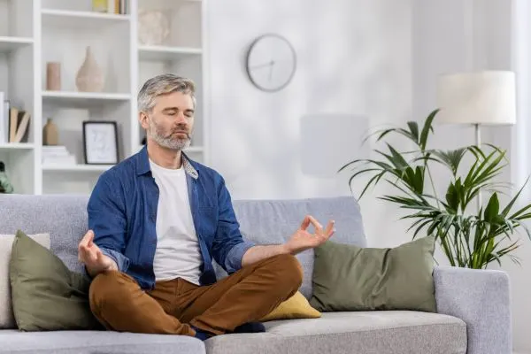 Personne de plus de 50 ans en méditation, illustrant une baisse naturelle du cortisol