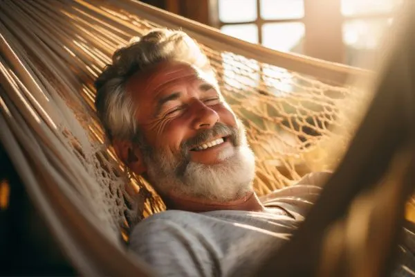 homme senior souriante puis endormie paisiblement representant l'influence de la serotonine sur l'humeur et le sommeil