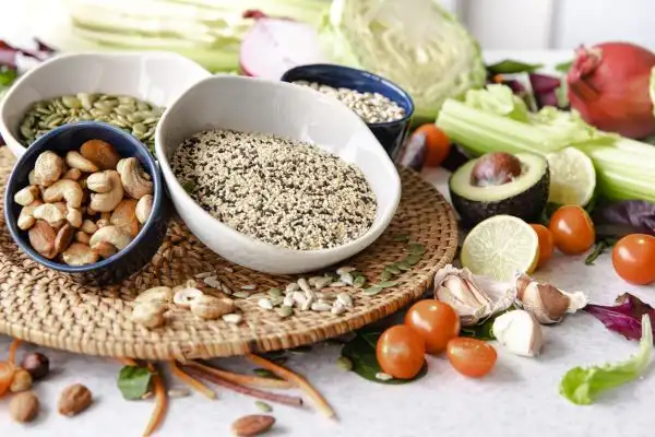 assiette de fruits légumes légumineuses et céréales complètes riches en fibres