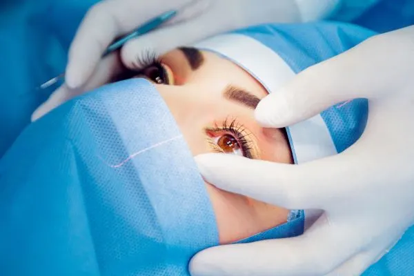 opération chirurgicale pour une patiente atteinte de décollement de la rétine