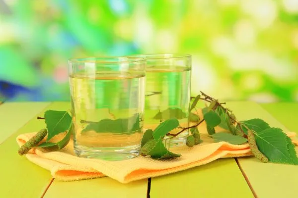 verre d'eau et tisane pour améliorer l'hydratation et le transit