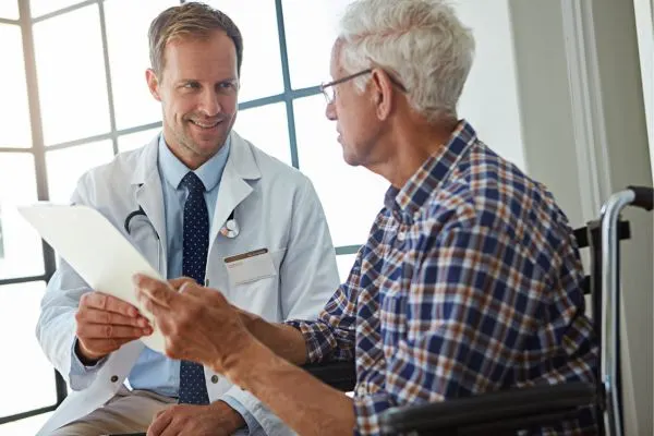 Médecin discutant avec un patient senior au sujet d’un bilan du cortisol