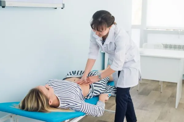 medecin fait une consultation médicale pour constipation persistante chez un senior