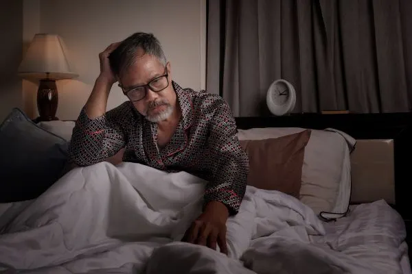 Personne de plus de 50 ans éveillée la nuit, montrant le lien entre sommeil et cortisol
