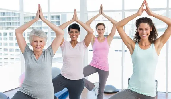 Groupe de femmes pratiquant la posture de l'arbre pour améliorer l'équilibre et la stabilité