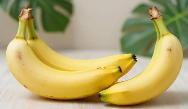 Bananes plantain entières, repère visuel pour différencier la banane à cuire de la banane classique