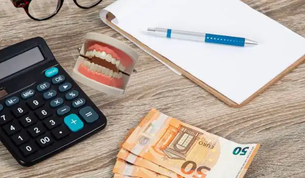 Calculatrice et devis dentaire sur un bureau, illustration du budget et du reste à charge pour l'orthodontie