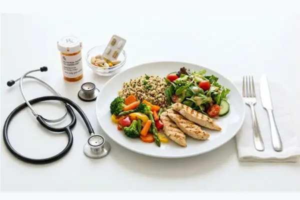 assiette équilibrée médicament stéthoscope, alimentation saine comme thérapie, fond blanc