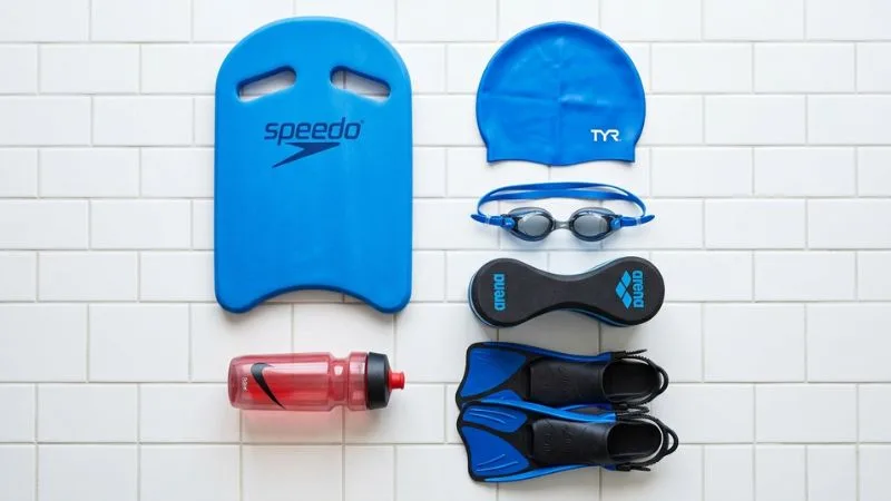 accessoires natation senior lunettes bonnet planche pull-buoy palmes