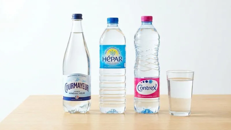 Bouteilles d'eau minérale Courmayeur, Hépar et Contrex riches en calcium sur fond blanc