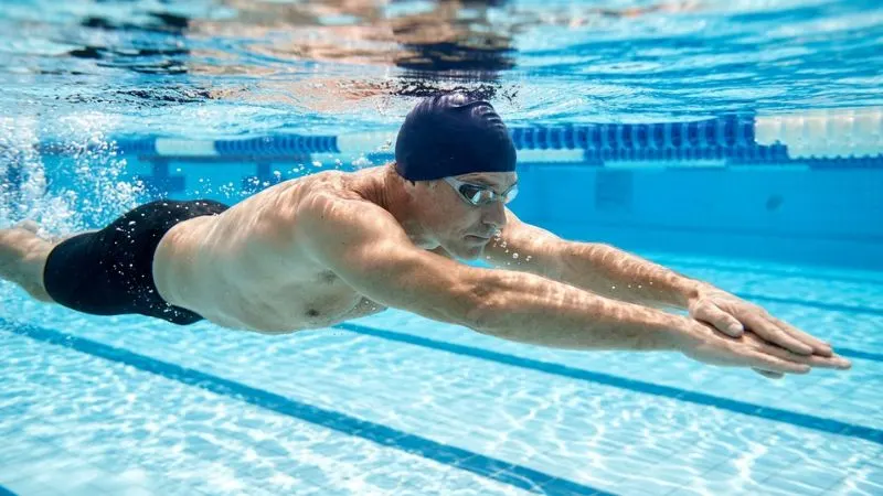 technique crawl senior corps horizontal bras extension piscine